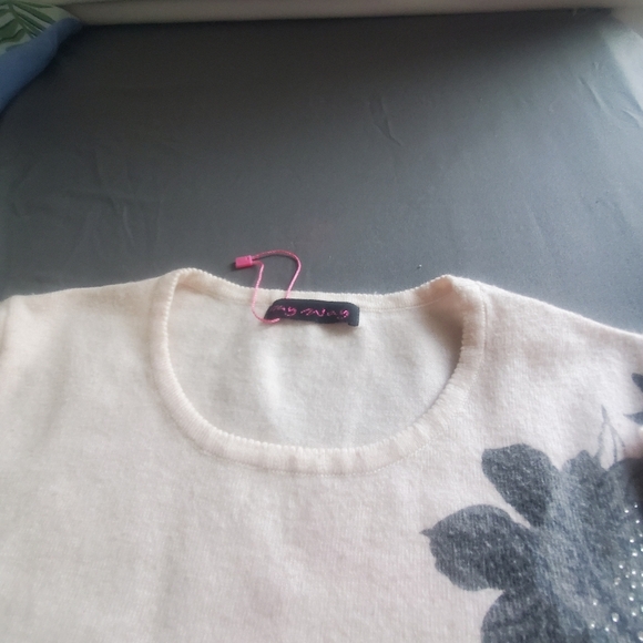 Elegant Beige Floral Sweater - Soft Knit with Black Flower Print for women - Picture 7 of 7